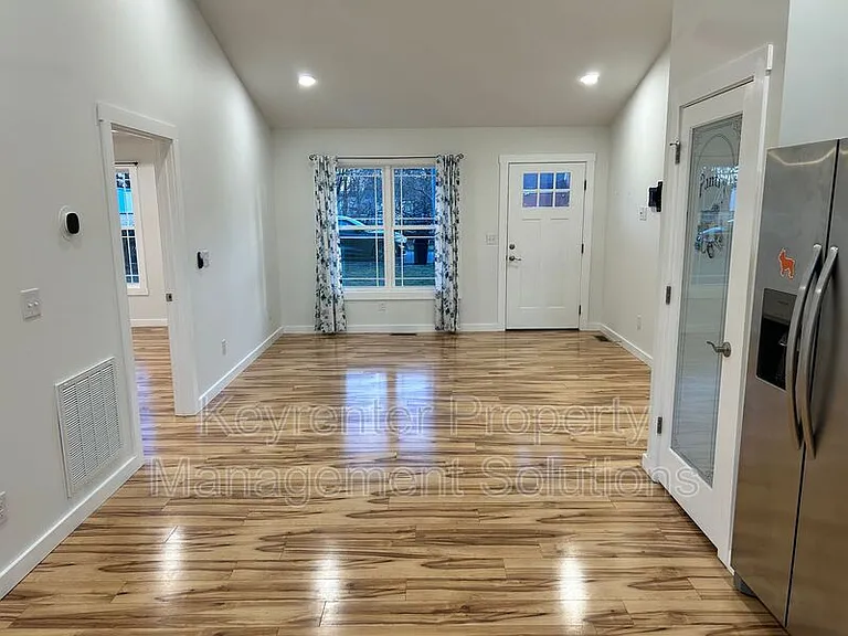 317 Sterling St #B — Photo 13