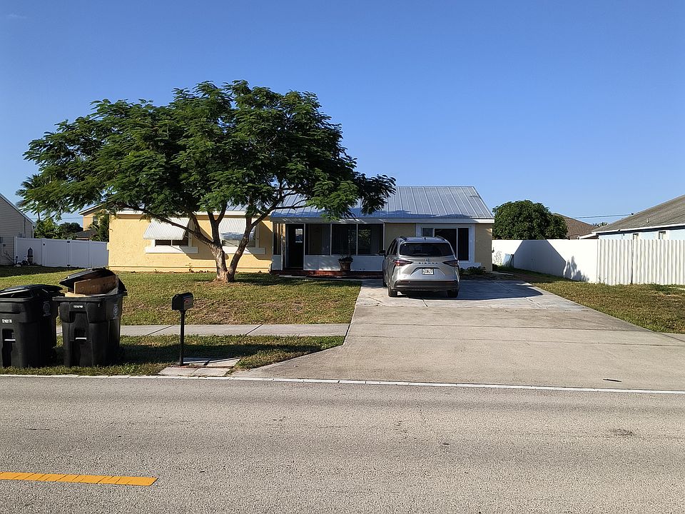 1st image of 399 SE Oakridge Dr