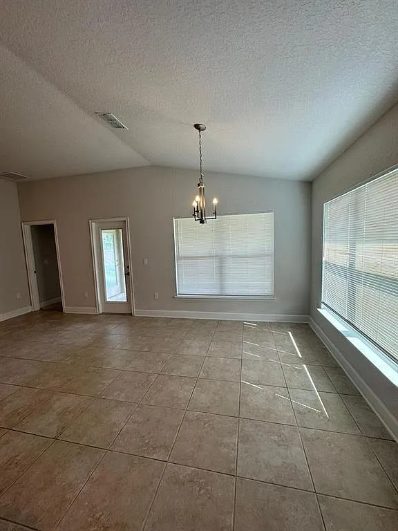 3 bed, 2.0 bath, 1975 sqft, $2,040 — Photo 4
