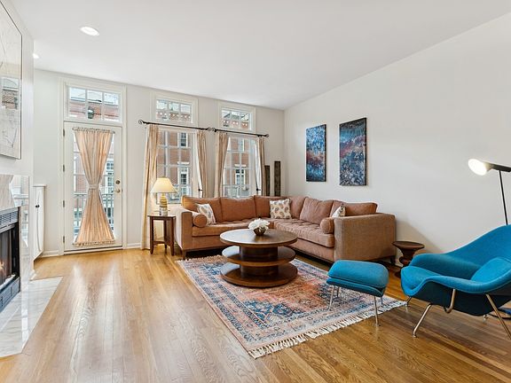 3rd image of 1414 W Wrightwood Ave APT G