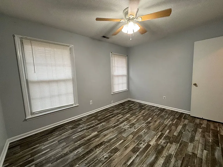 102 Hillside Ct — Photo 23