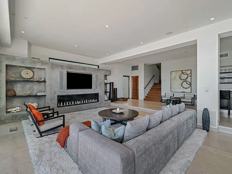 25250 Malibu Rd — Photo 12