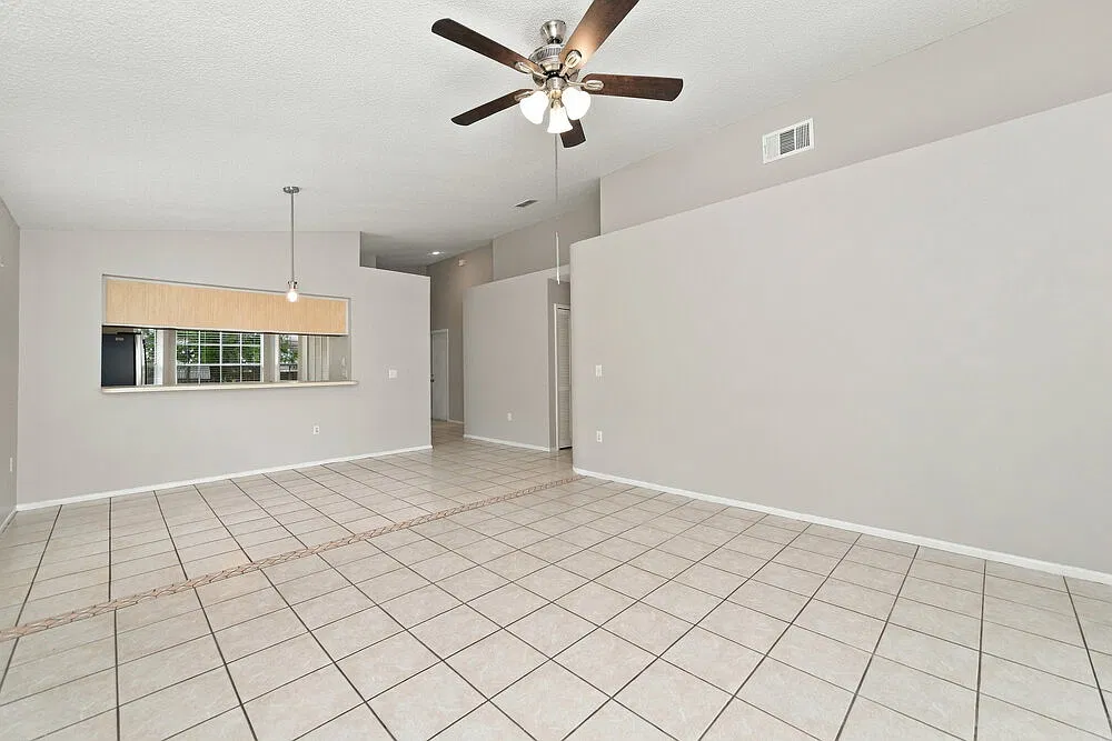 3 bed, 2.0 bath, 1354 sqft, $2,155 — Photo 3