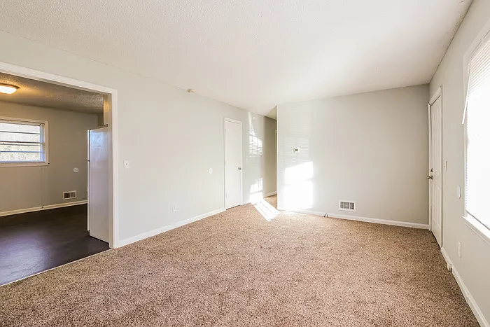 2027 Glenn Rd — Photo 2