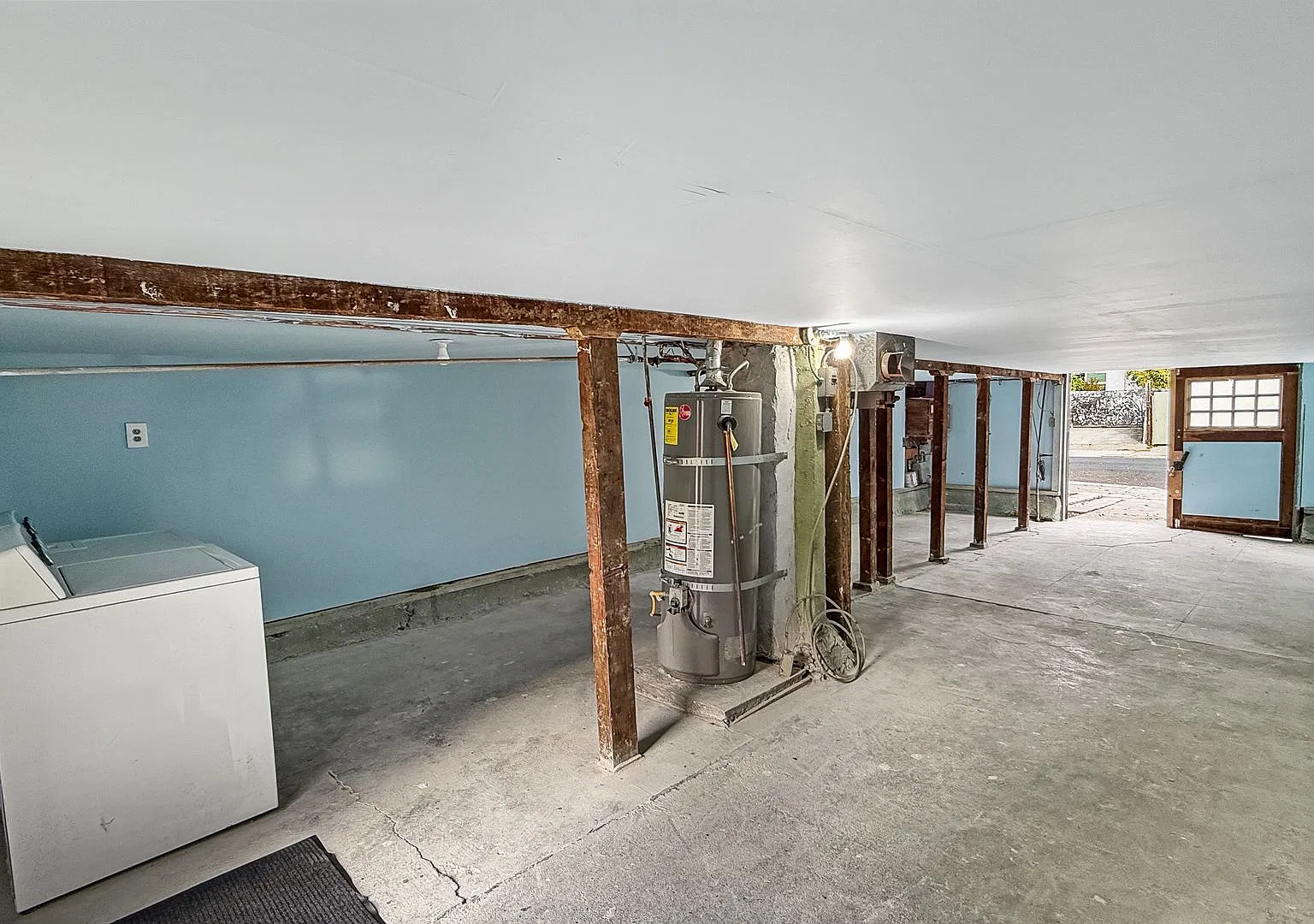 Cozy 2bed/1bath House w/a Huge Basement, Washer/Dryer, & off street pkg. space in the heart of Em... — Photo 4