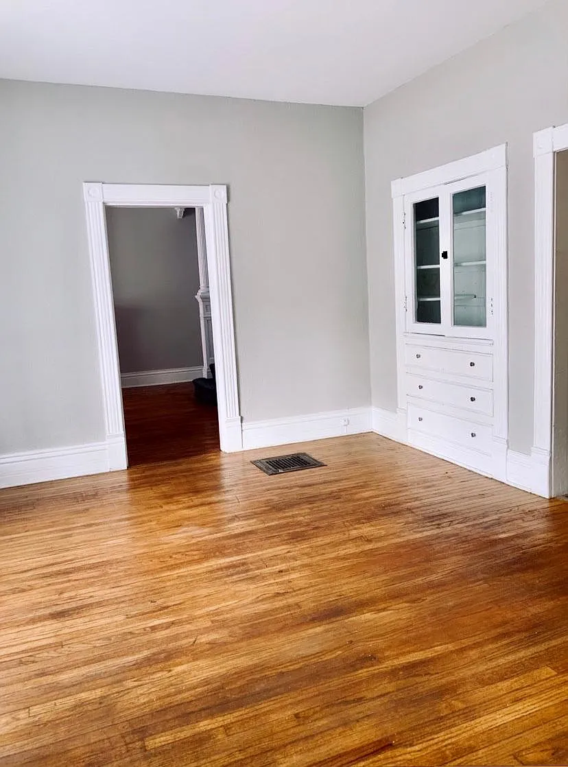 921 College St — Photo 2