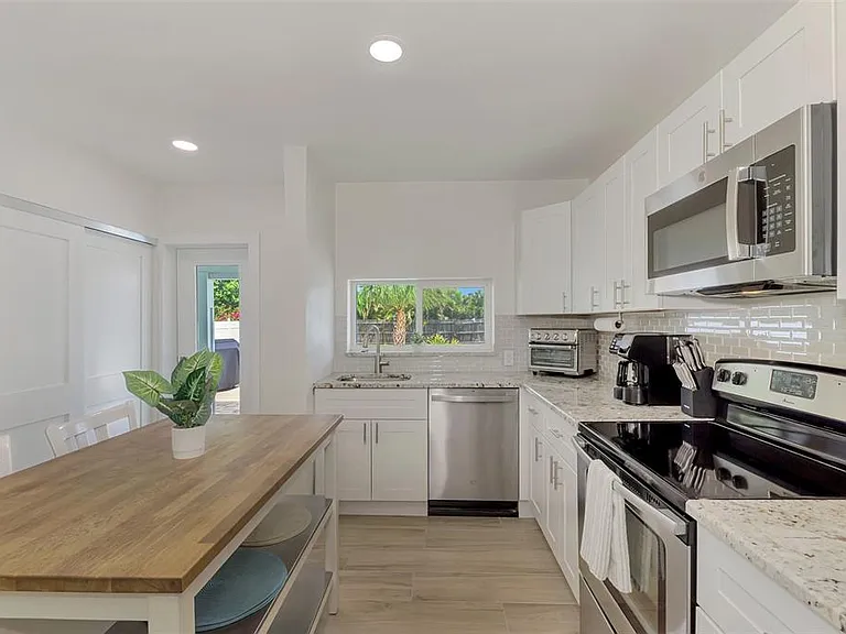 1731 Redwood St — Photo 18