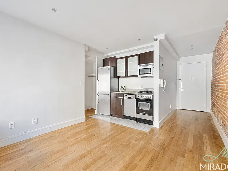 636 E 11th St #2F — Photo 4