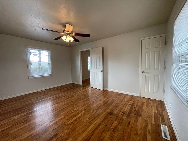 2605 E Division St — Photo 4