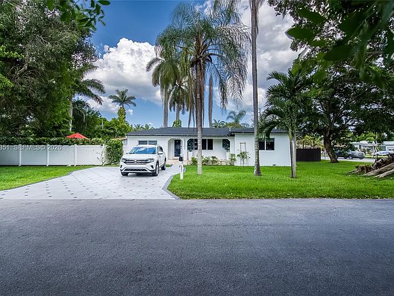 2nd image of 13501 NE Miami Ct