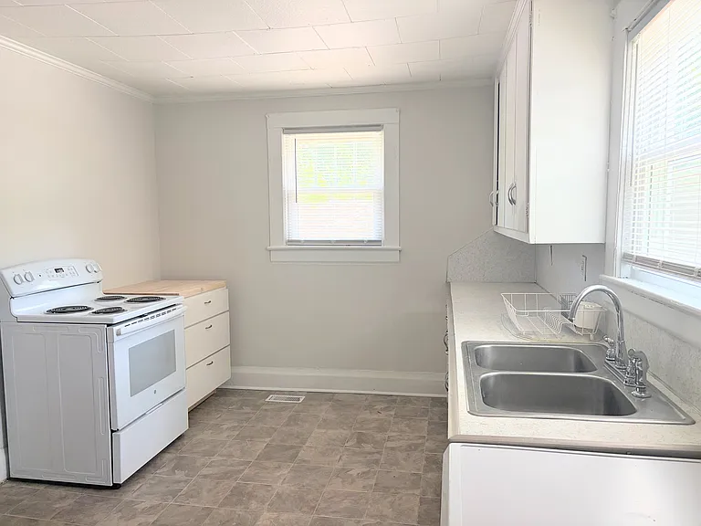 1706 Southgate St — Photo 9