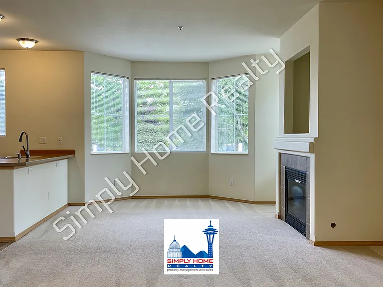 1399 Hudson St — Photo 8
