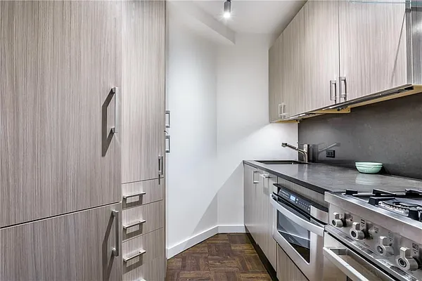 Sold by R New York | media 12