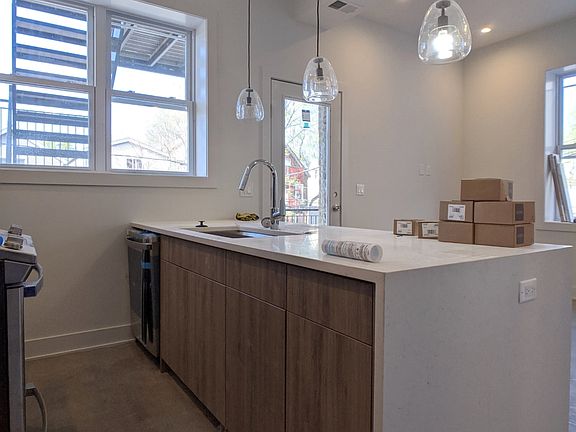 4th image of 2120 W Belmont Ave