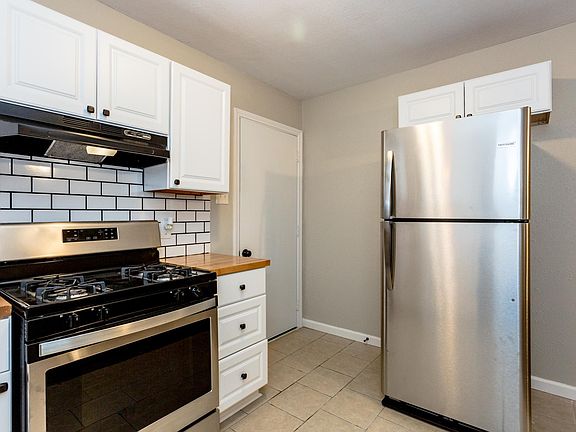 4th image of 819 W Monterey St #B