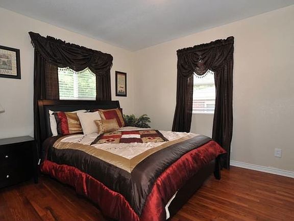 Bedroom. Hardwood floors