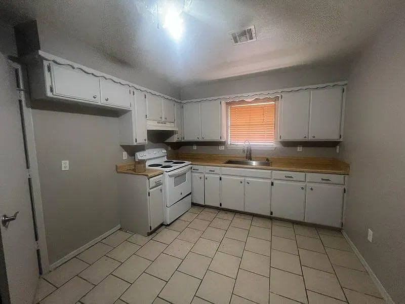 3 bed, 1125 sqft, $1,300 — Photo 3