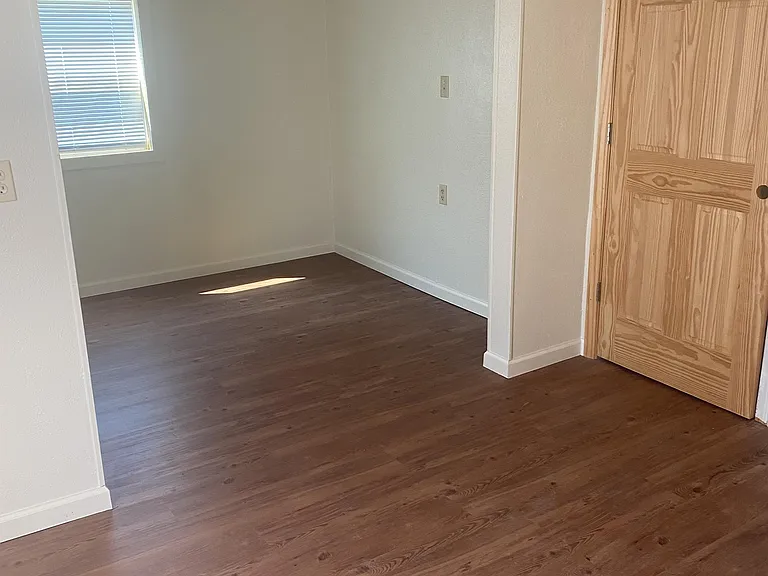 313 E College St — Photo 7