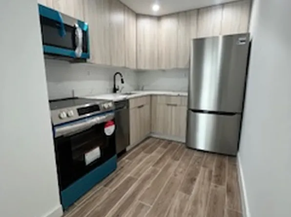 32-24 Steinway Street image 1 of 6