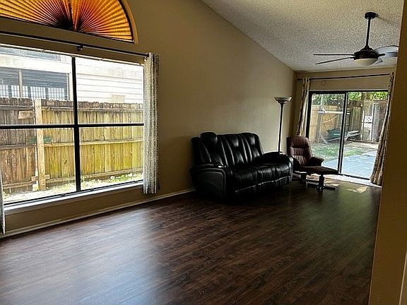 3rd image of 3304 Bridgeford Dr