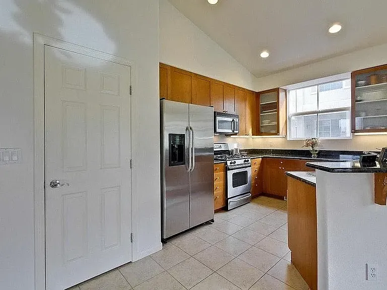 699 Alexandra Ct — Photo 4