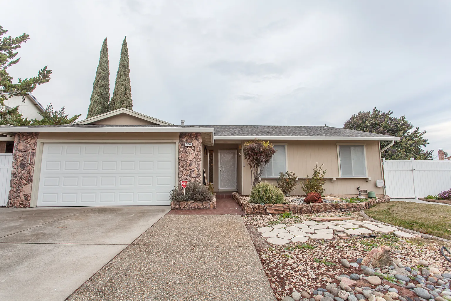 900 Harrogate Way photo 1
