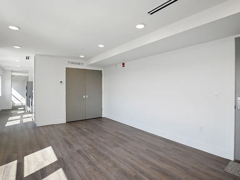 The Netherland Apartments — Photo 27