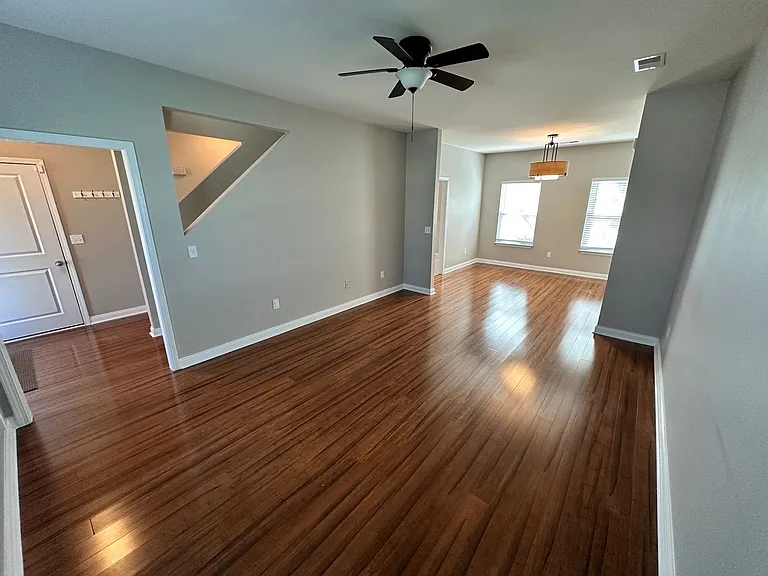 408 Cunningham Ln — Photo 4