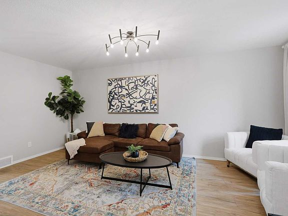 5th image of 30 Carleton Ave #303