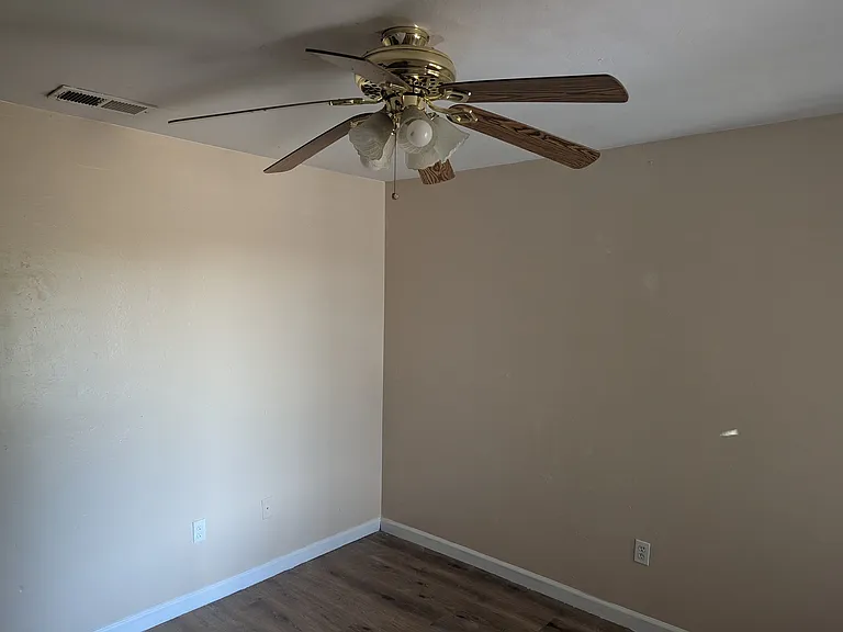 1524 Melody Ln — Photo 6
