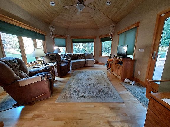 3rd image of 1387 White Pine Dr