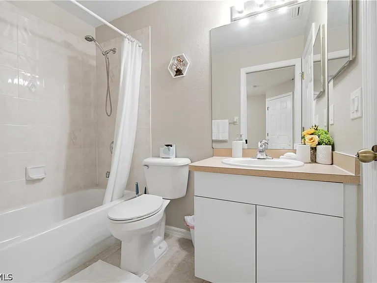 1712 SW Santa Barbara Pl — Photo 11