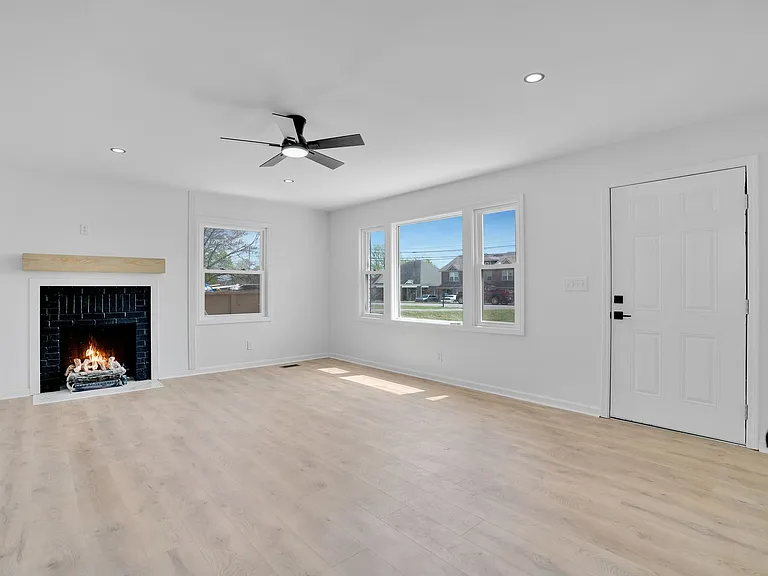 1857 Memorial Dr — Photo 4