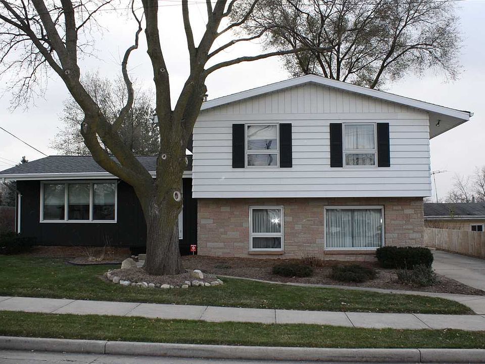1st image of 901 E Lake St