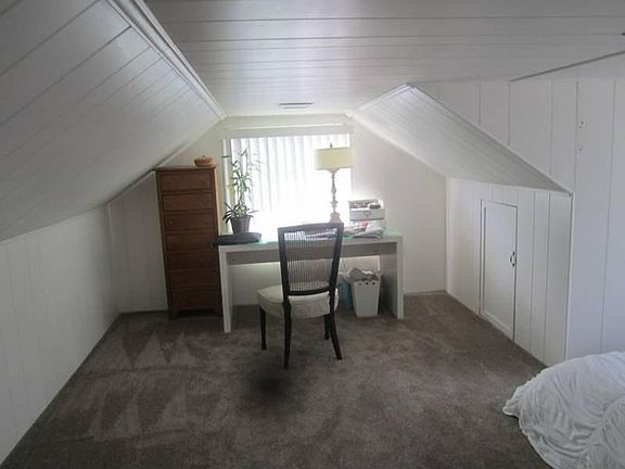 Upstairs bedroom/office area