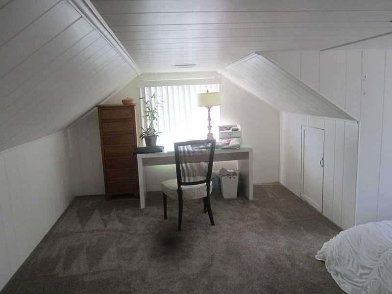 Upstairs bedroom/office area