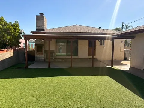 Beautiful backyard with covered patio and turf. - 4568 Alice St