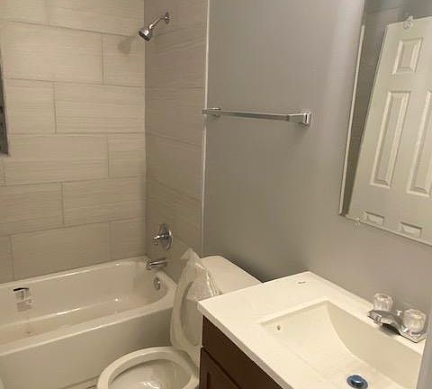3rd image of 3078 Cromwell Ave