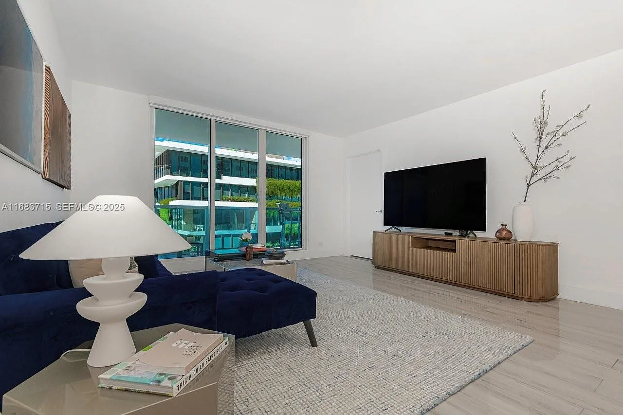 Roney Palace Condo — Photo 3