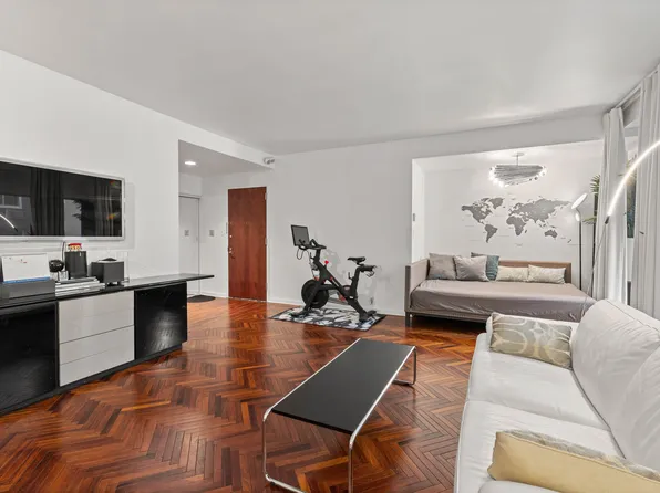 216 East 47th Street 5B image 2 of 8