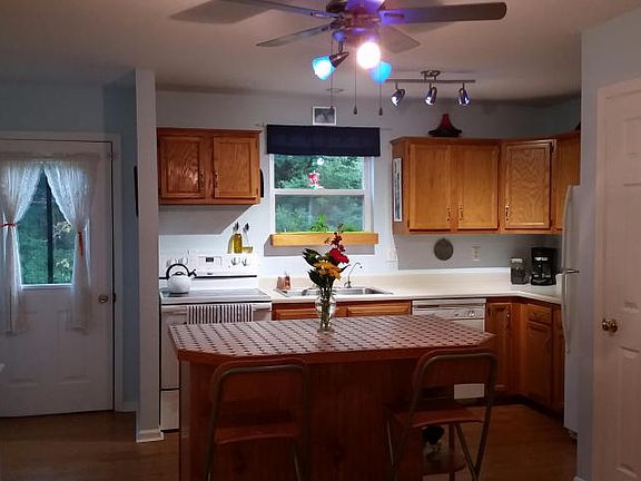 3rd image of 325 W Fennville St