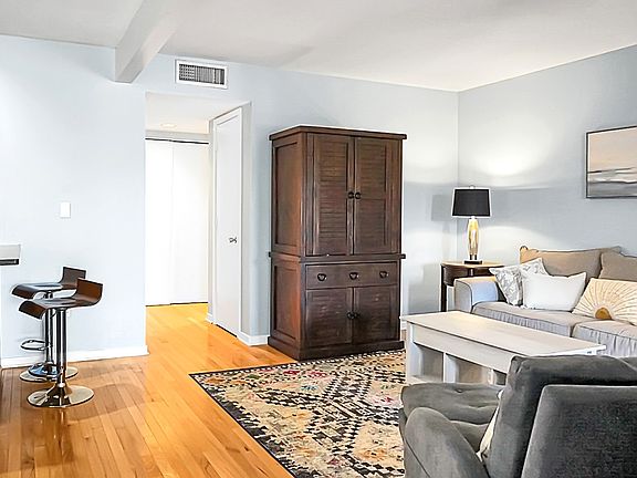 3rd image of 1625 Live Oak Park