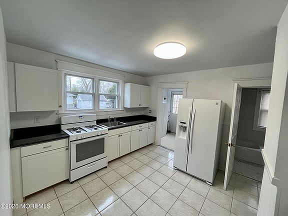5th image of 24 Waverly Pl #A