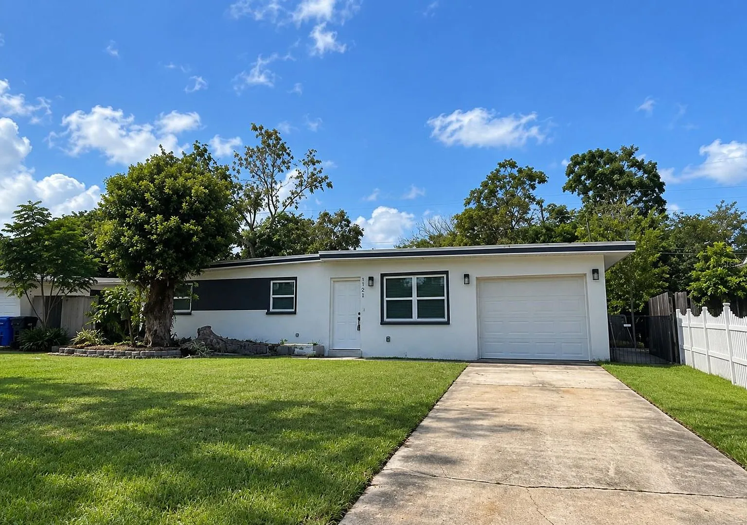 Beautifully renovated 3-bedroom, 2-bath home in Daytona Beach. — Photo 1
