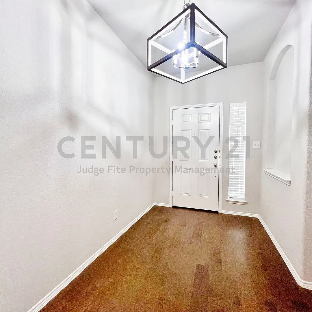 Well Maintained 3/2/2 in Waxahachie For Rent! — Photo 2