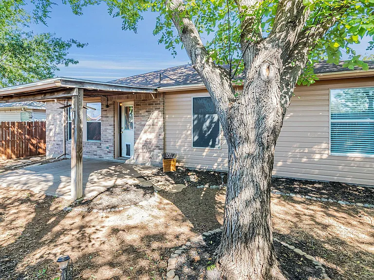 2124 Blanco Ln — Photo 24