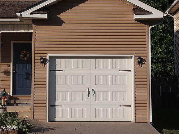 3rd image of 978 Norwood Village Ln