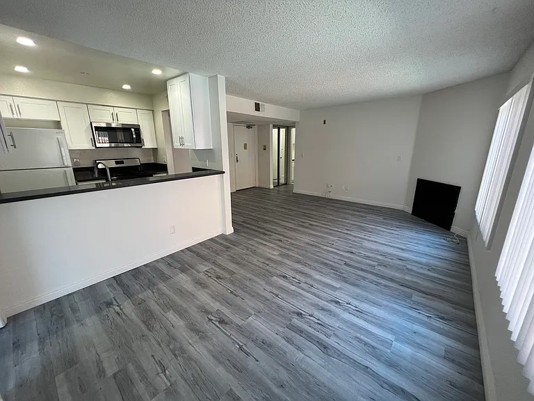 10911 Rochester Ave #105 — Photo 5