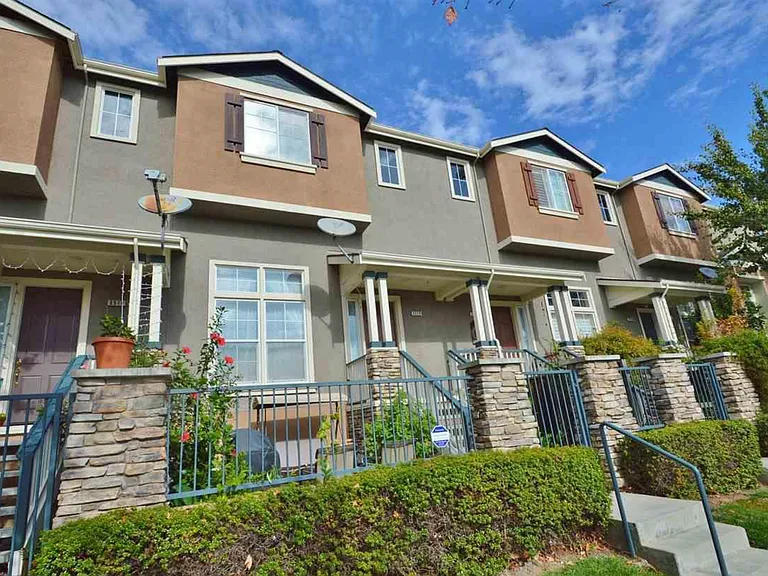 3570 Sequoia Cmn — Photo 1