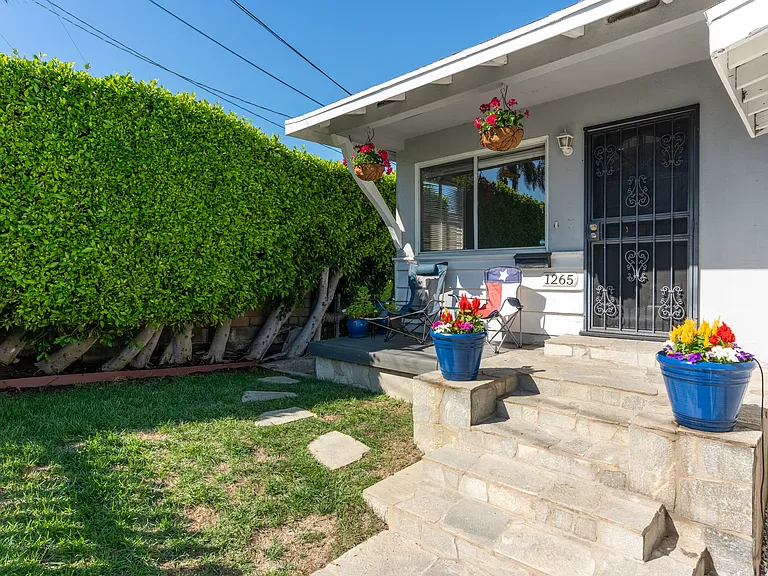 1265 Van Horne Ln — Photo 2